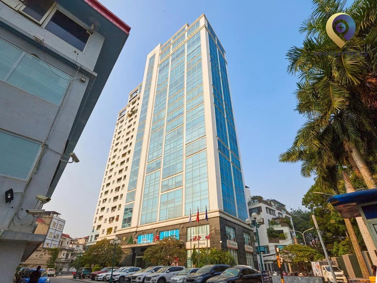 Tòa nhà C'Land nhìn từ góc đường, mặt ngoài kính hiện đại.